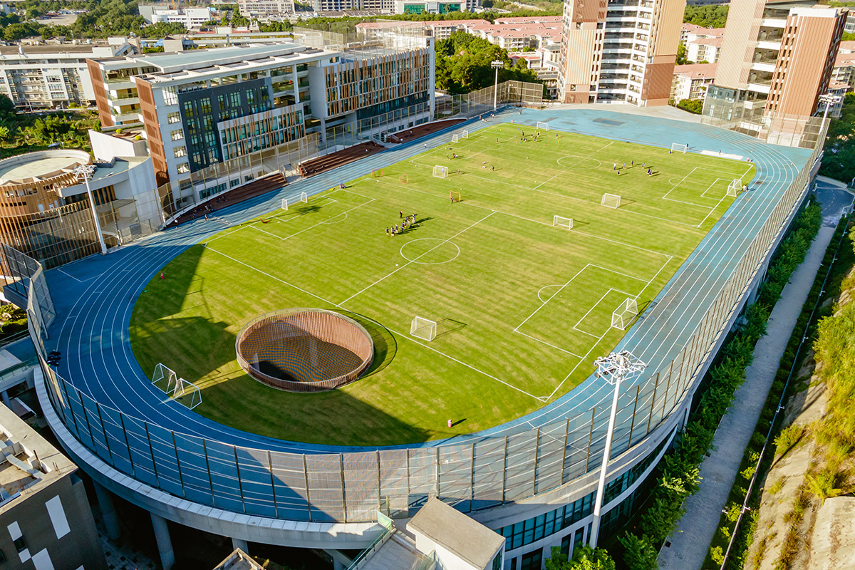 标准田径场(配备标准真草足球场)